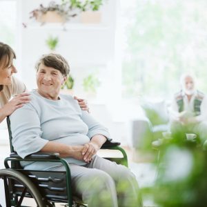 Dom opieki dla seniora – co powinien posiadać w ofercie?