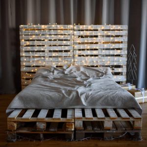 Łóżko z palet drewnianych – jak je zrobić