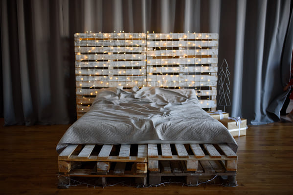 Łóżko z palet drewnianych – jak je zrobić